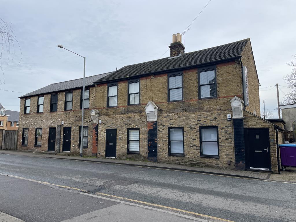 Lot: 97 - FREEHOLD GROUND RENTS - Outside view of building from across the street, looking East